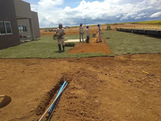 Obra de instalação com tubulação enterrada em gramado recém-plantado