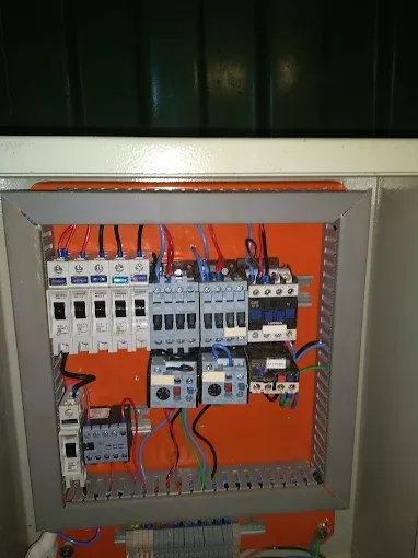 Painel de comando aberto com contatores e temporizadores